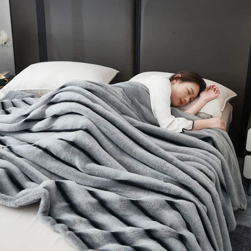 Plaid Gris – Fausse Fourrure Moelleuse à Relief Rayé - vue 1 | Aolina