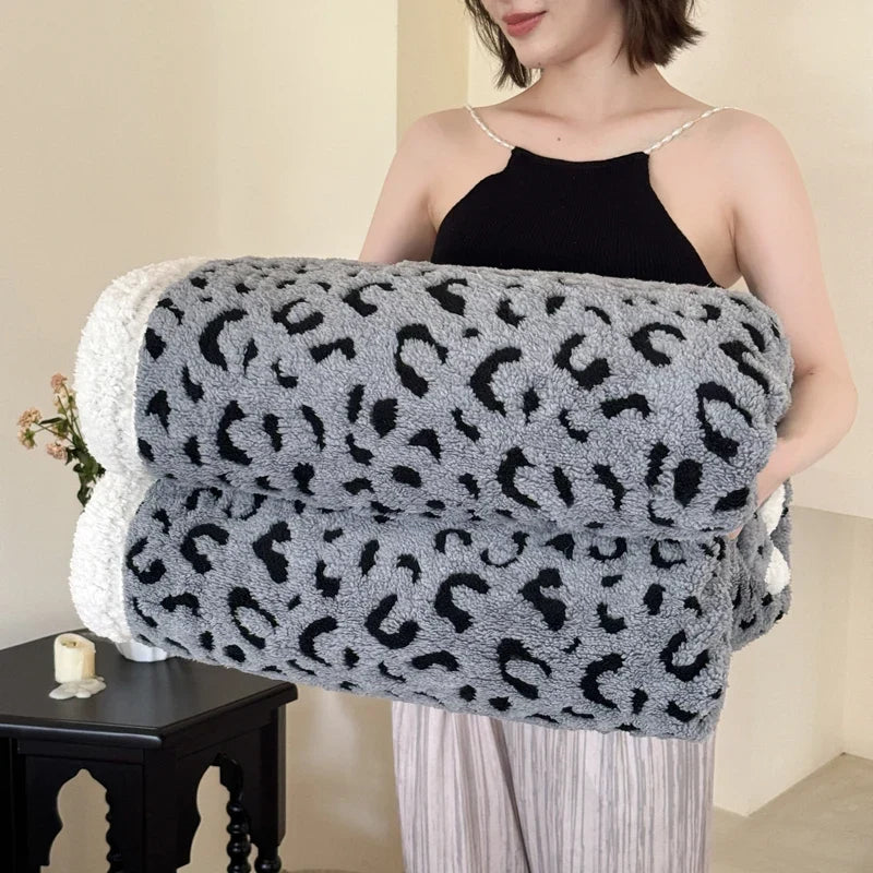Plaid Léopard Doux Double Face – Gris