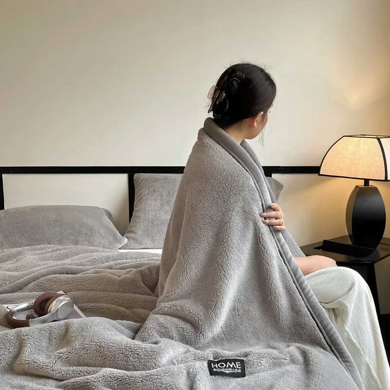 Plaid Gris – Polaire Douce et Moelleuse Unie - vue 2 | Aolina