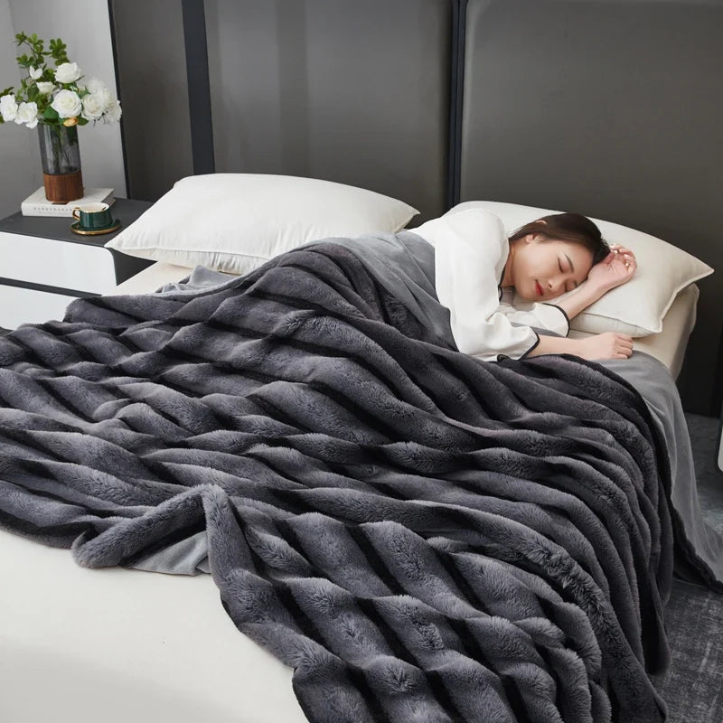 Plaid Anthracite – Fausse Fourrure Moelleuse à Relief Rayé - vue 1 | Aolina