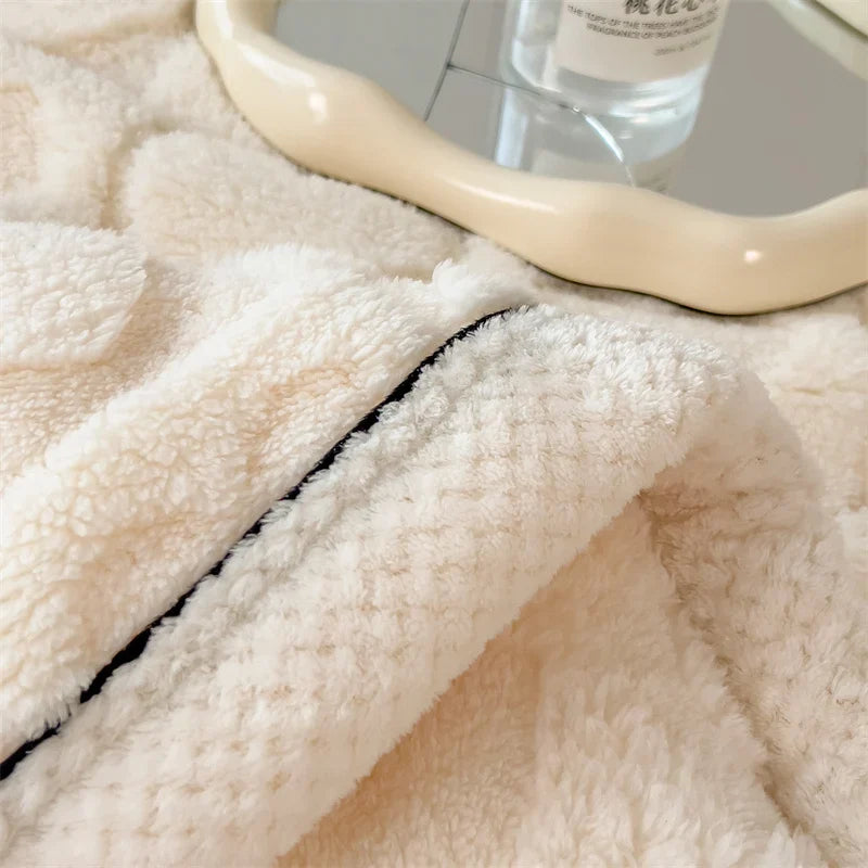 Plaid Beige – Polaire Douce à Motifs Cœur en Relief - vue 5 | Aolina