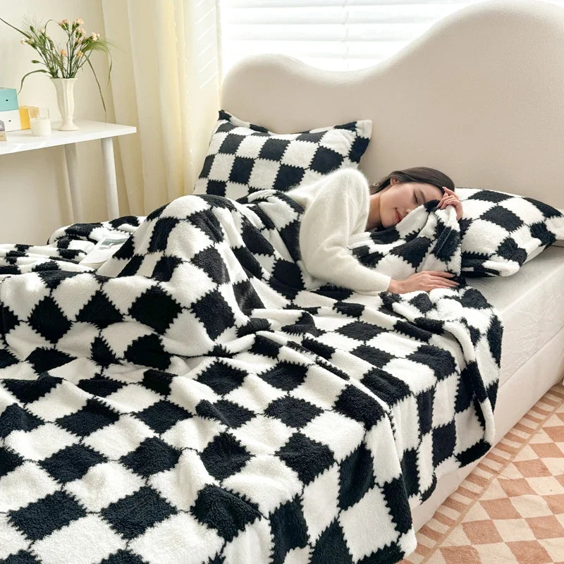 Plaid Noir – Polaire Douce à Carreaux - vue 4 | Aolina