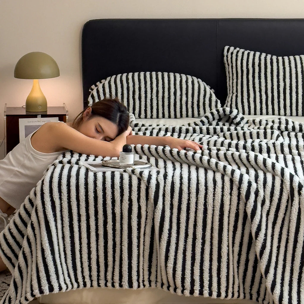 Plaid Zèbre – Fausse Fourrure Douce à Rayures - vue 3 | Aolina