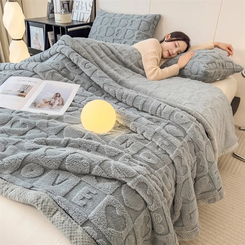Plaid Gris – Polaire Douce à Motifs Cœur en Relief - vue 1 | Aolina