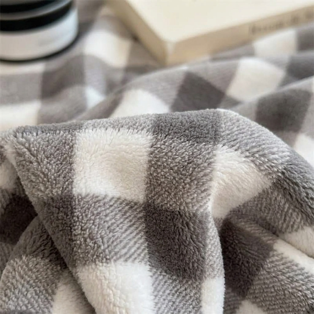 Plaid Châtaigne – Velours Doux à Moyens Carreaux - vue 3 | Aolina