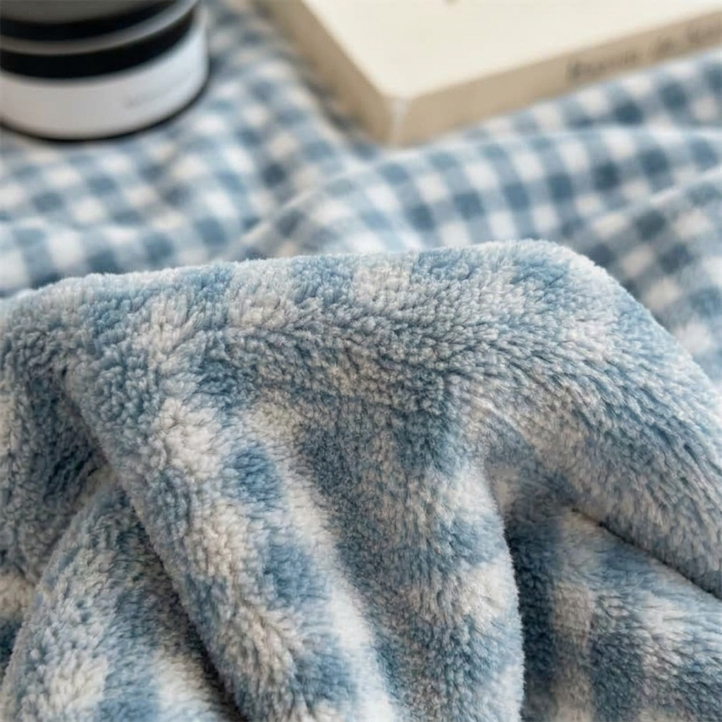 Plaid Brume – Velours Doux à Petits Carreaux - vue 4 | Aolina