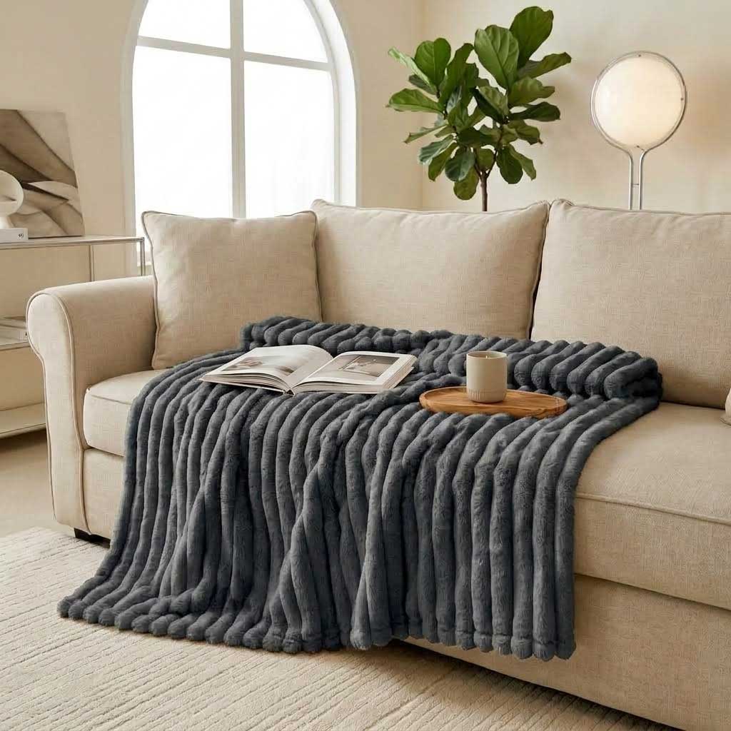 Plaid Gris – Fausse Fourrure Côtelée Douce et Épaisse - vue 4 | Aolina