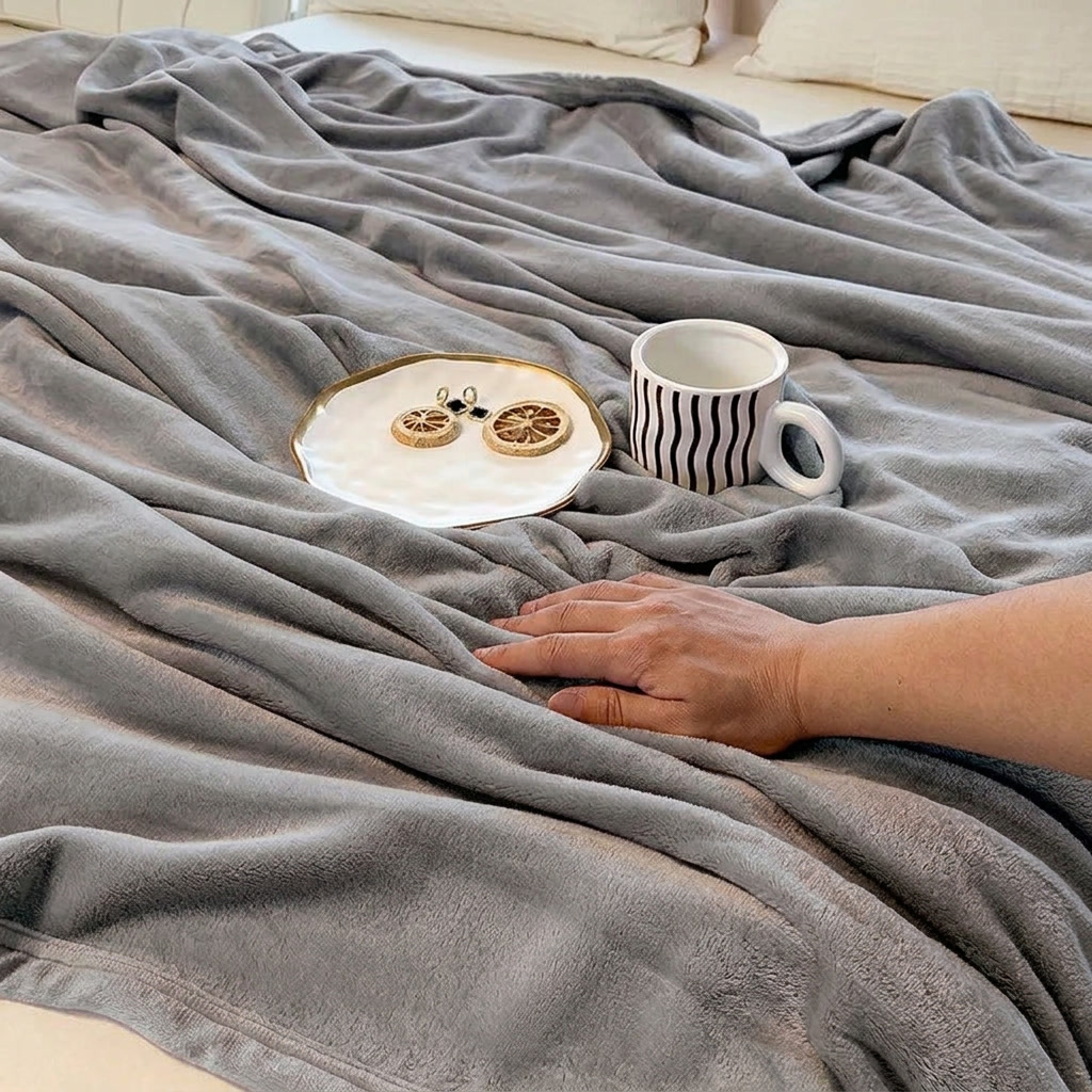 Plaid Gris – Flanelle Douce et Légère - vue 4 | Aolina