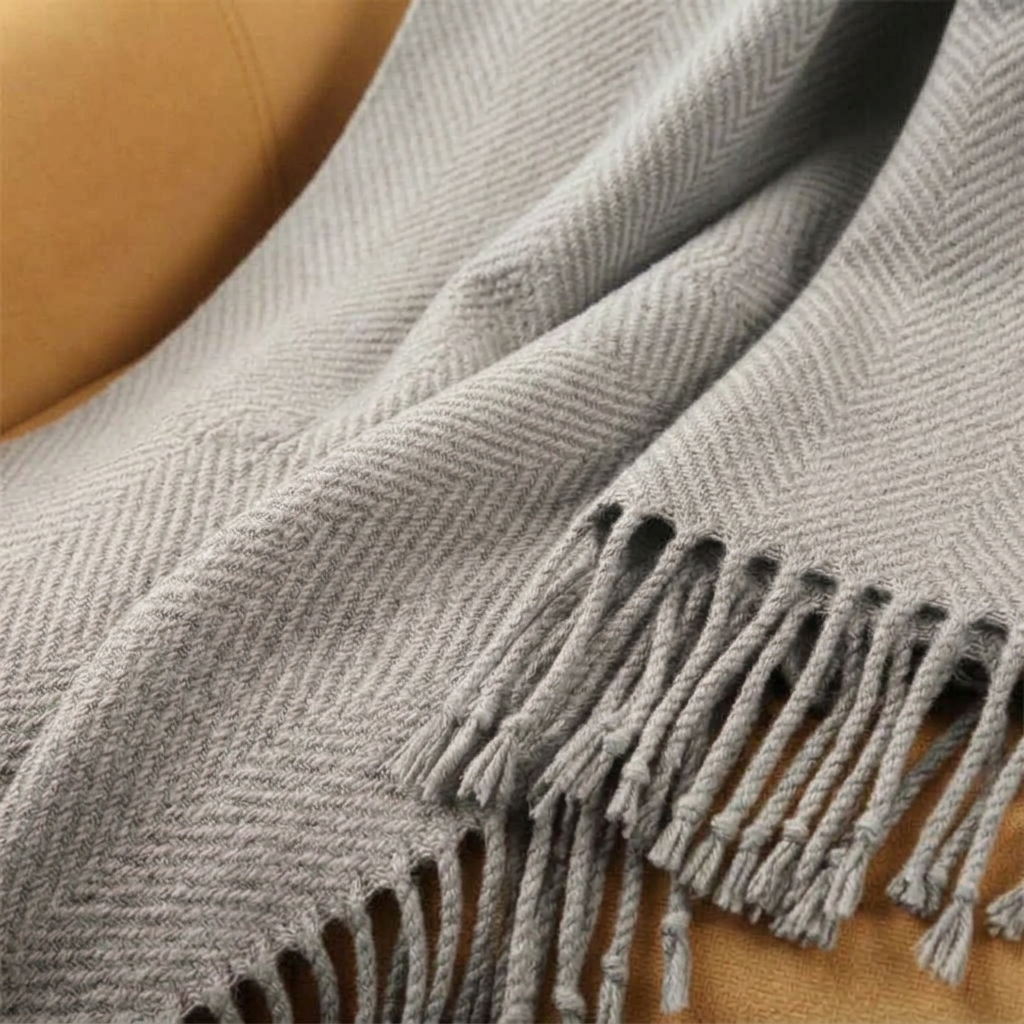 Plaid Gris – 100 % Laine Unie à Franges - vue 2 | Aolina
