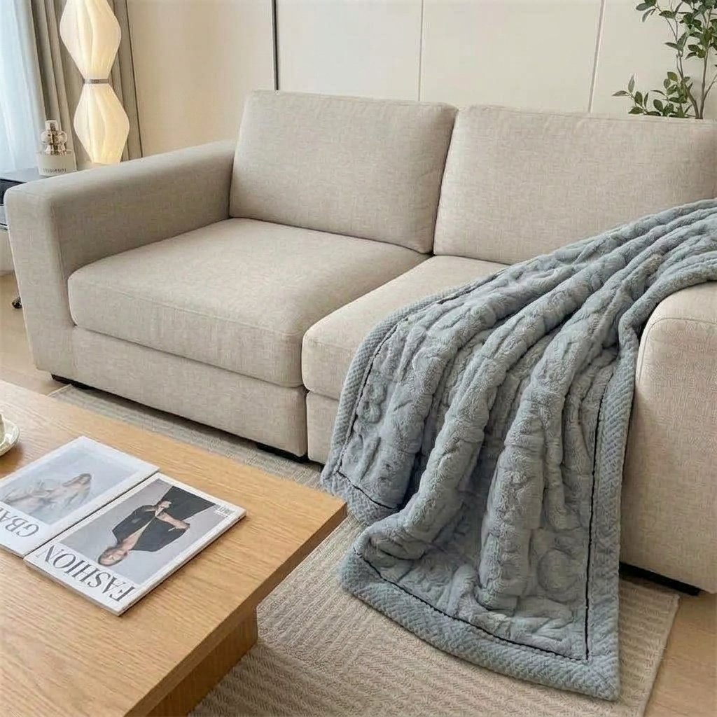 Plaid Gris – Polaire Douce à Motifs Cœur en Relief - vue 2 | Aolina