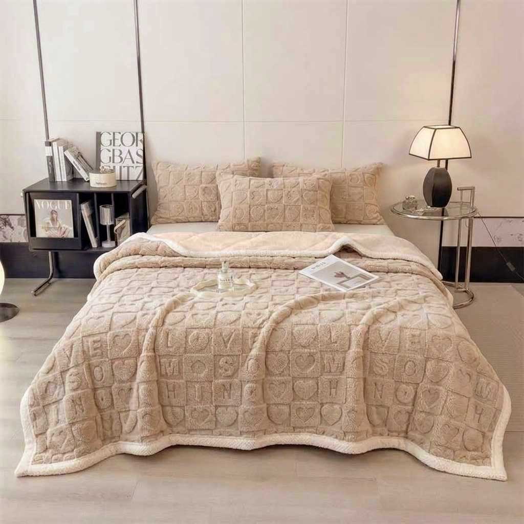 Plaid Taupe – Polaire Douce à Motifs Cœur en Relief - vue 4 | Aolina