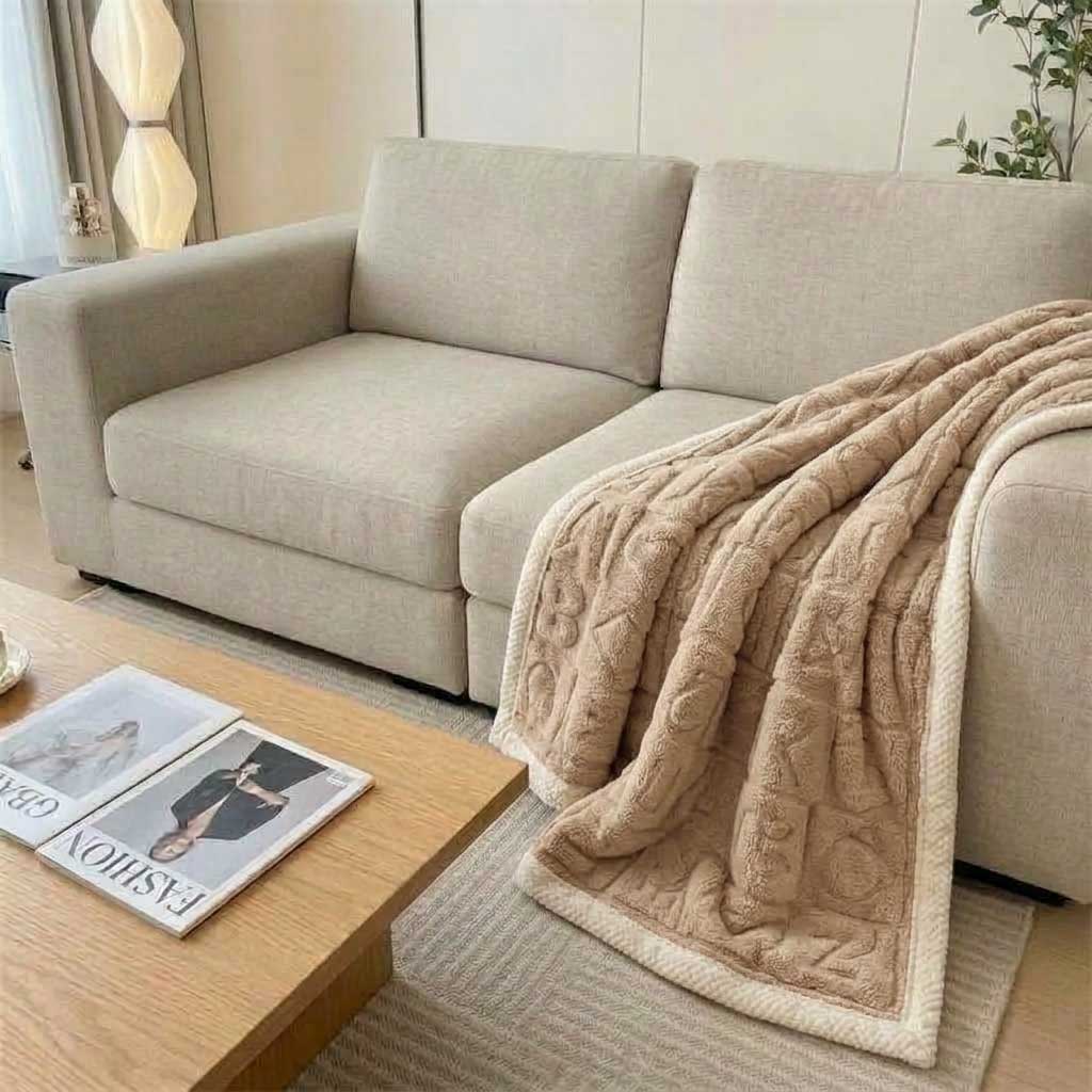 Plaid Taupe – Polaire Douce à Motifs Cœur en Relief - vue 2 | Aolina