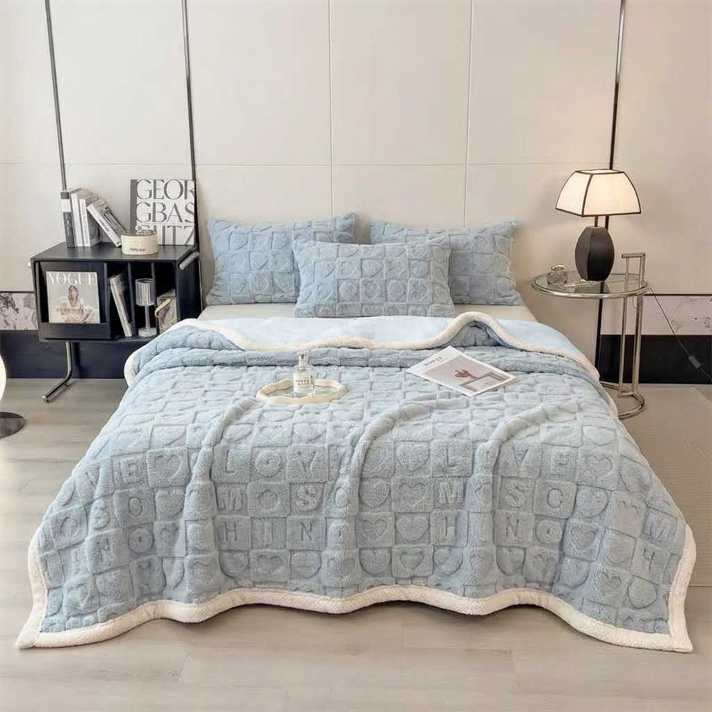 Plaid Bleu – Polaire Douce à Motifs Cœur en Relief - vue 5 | Aolina
