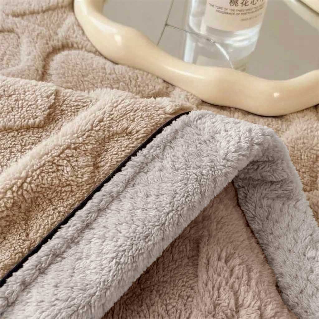 Plaid Taupe – Polaire Douce à Motifs Cœur en Relief - vue 3 | Aolina