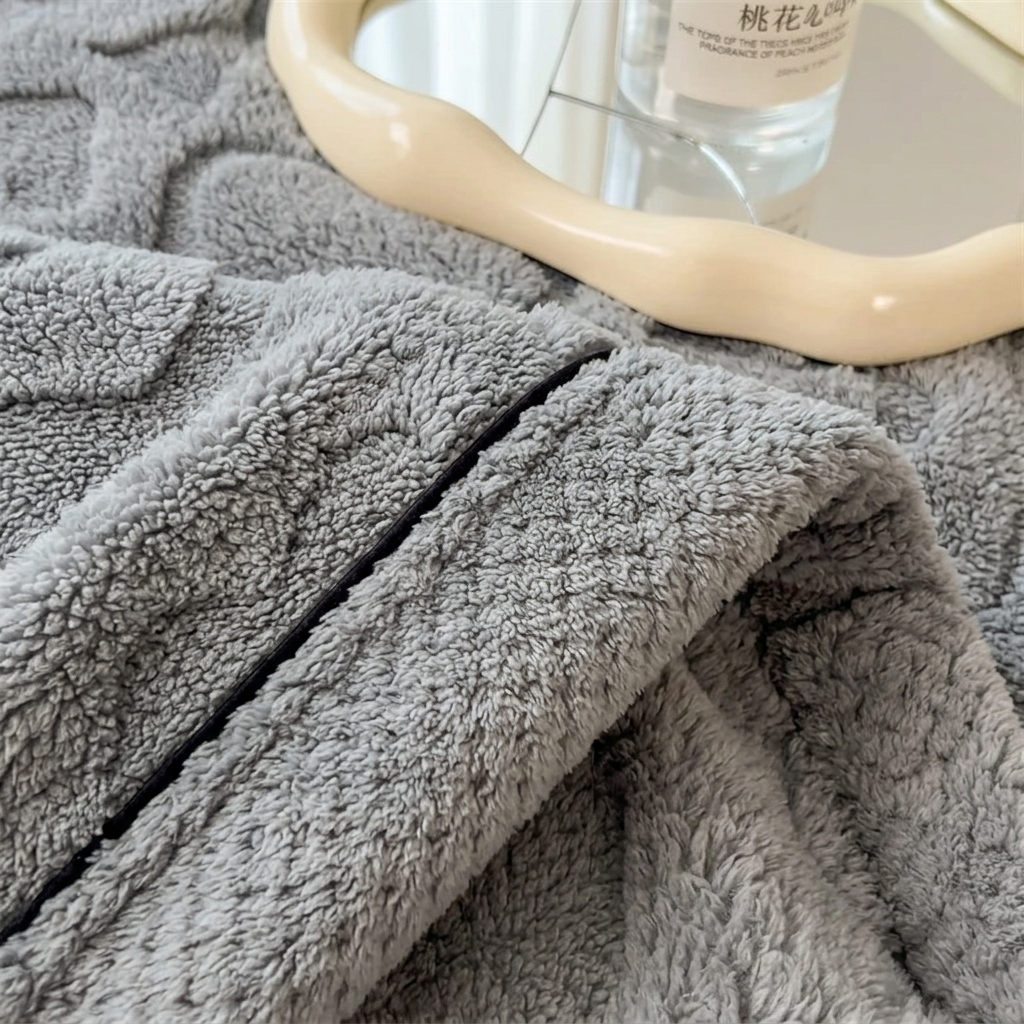 Plaid Gris – Polaire Douce à Motifs Cœur en Relief - vue 5 | Aolina